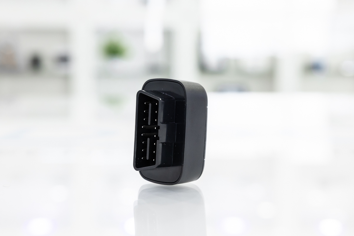 Localizzatore GPS 4G Plug & Play per auto e flotte, con monitoraggio in tempo reale, analisi del comportamento di guida, Geo-Fence e allarmi intelligenti LOC.06