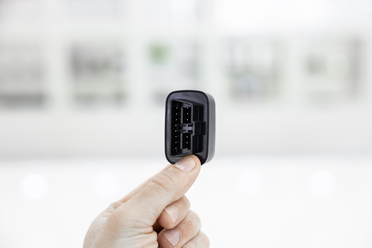 Localizzatore GPS 4G Plug & Play per auto e flotte, con monitoraggio in tempo reale, analisi del comportamento di guida, Geo-Fence e allarmi intelligenti LOC.06
