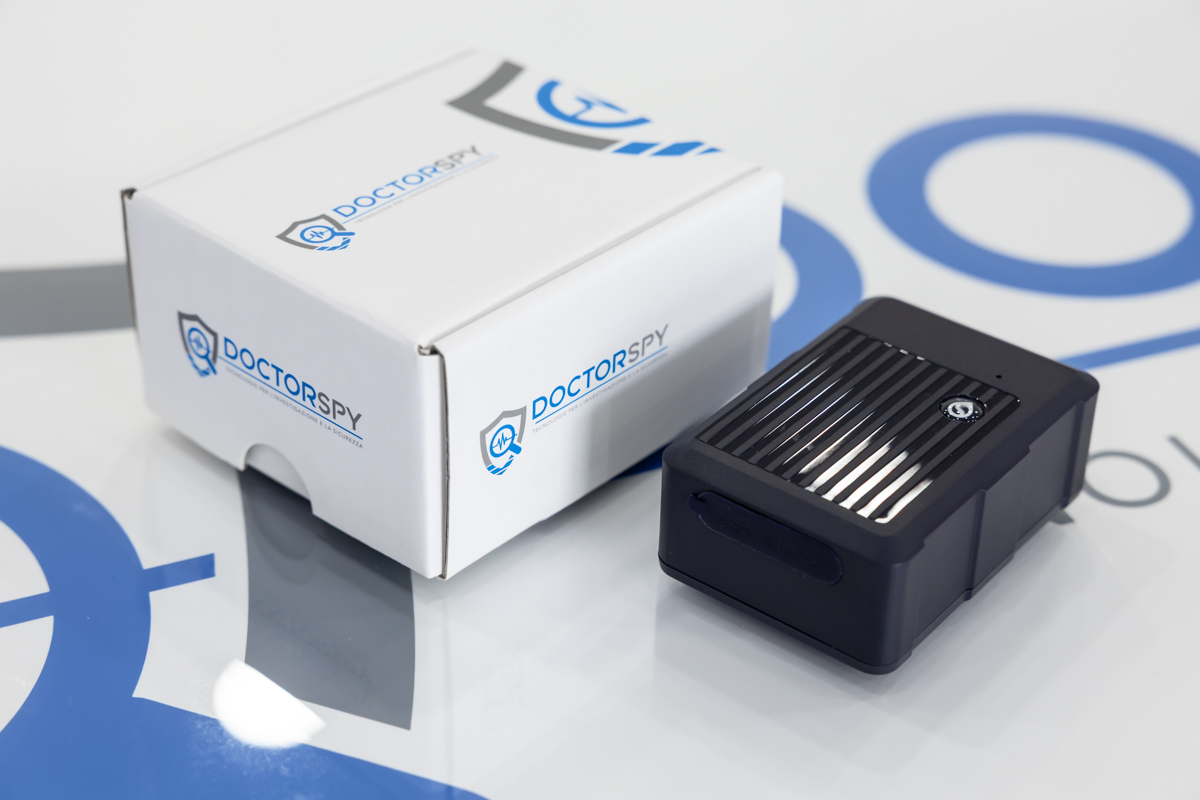 Localizzatore GPS 4G wireless e impermeabile, con batteria da 10000mAh, monitoraggio della temperatura, umidità e luce, ascolto in tempo reale e allarmi intelligenti LOC.07