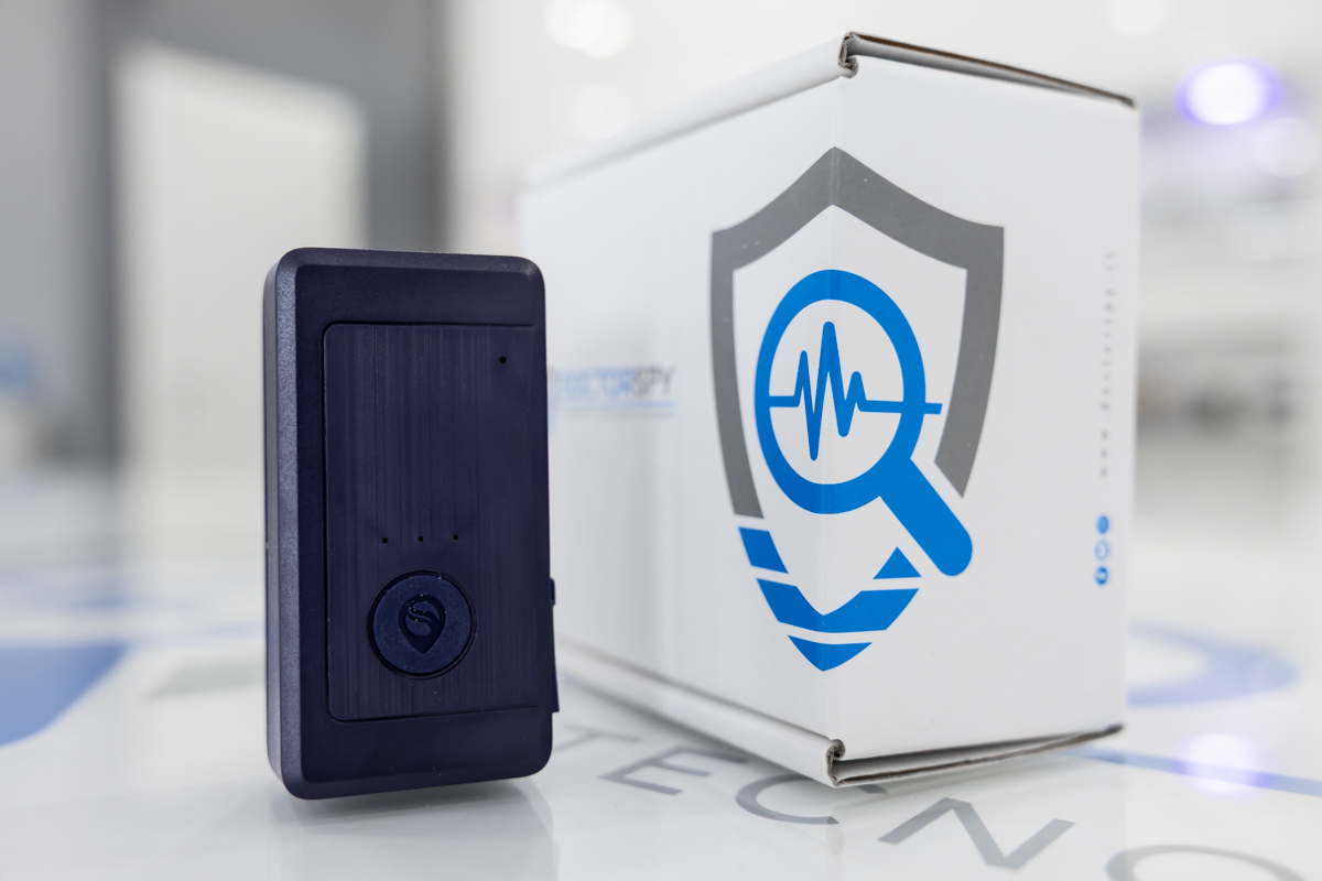 Localizzatore GPS 4G wireless con batteria da 3000mAh, montaggio magnetico ultraresistente e funzionalità avanzate di sicurezza, tra cui Geo-Fence, allarmi di vibrazione e velocità, SOS e ascolto remoto LOC.02