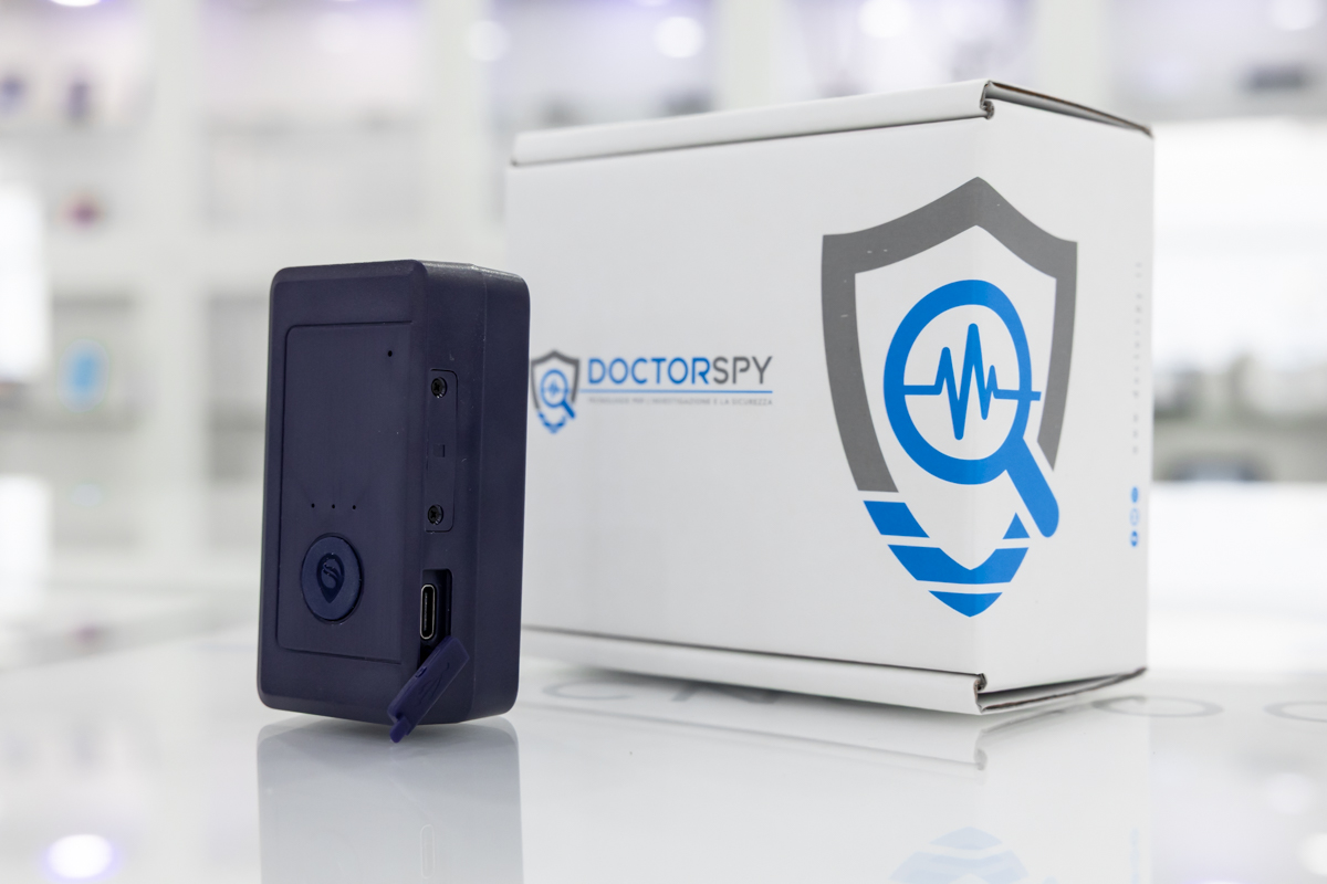 Localizzatore GPS 4G wireless con batteria da 3000mAh, montaggio magnetico ultraresistente e funzionalità avanzate di sicurezza, tra cui Geo-Fence, allarmi di vibrazione e velocità, SOS e ascolto remoto LOC.02