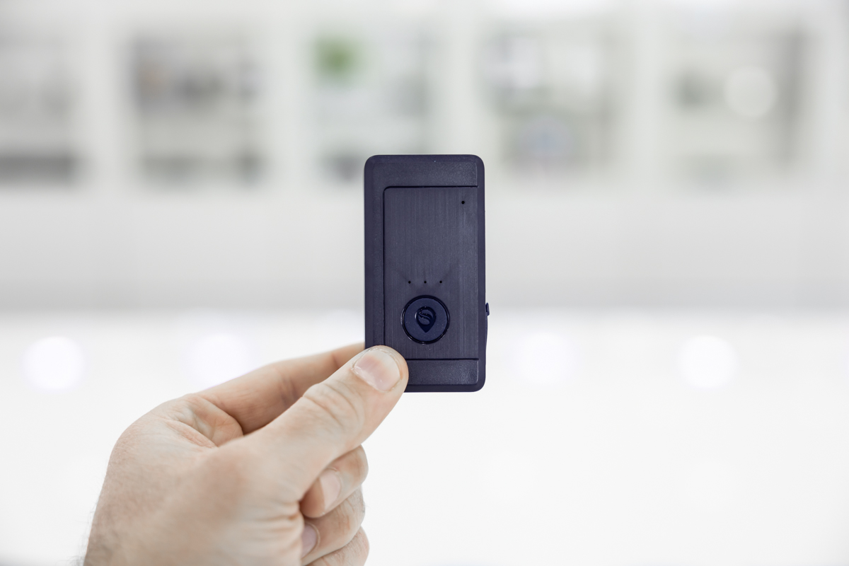 Localizzatore GPS 4G wireless con batteria da 3000mAh, montaggio magnetico ultraresistente e funzionalità avanzate di sicurezza, tra cui Geo-Fence, allarmi di vibrazione e velocità, SOS e ascolto remoto LOC.02