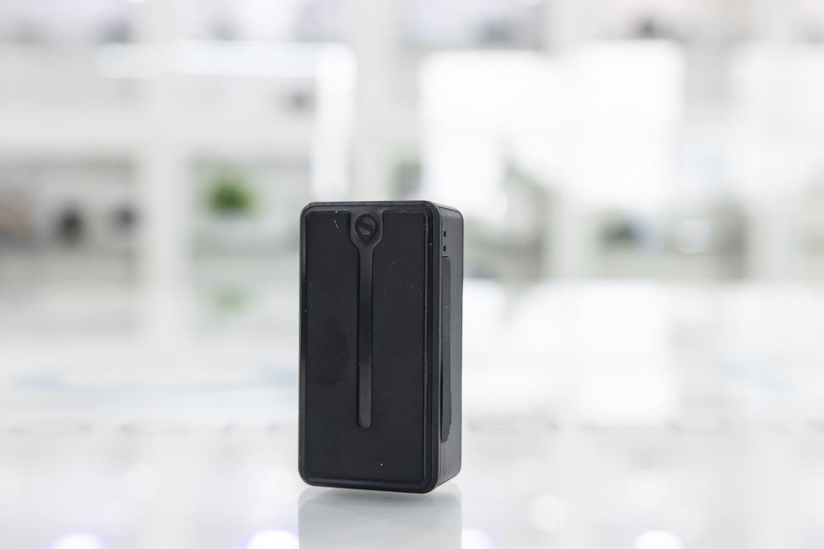 Localizzatore satellitare 4G senza fili con scocca magnetica e batteria ricaricabile con durata di 25 giorni in stand-by LOC.01