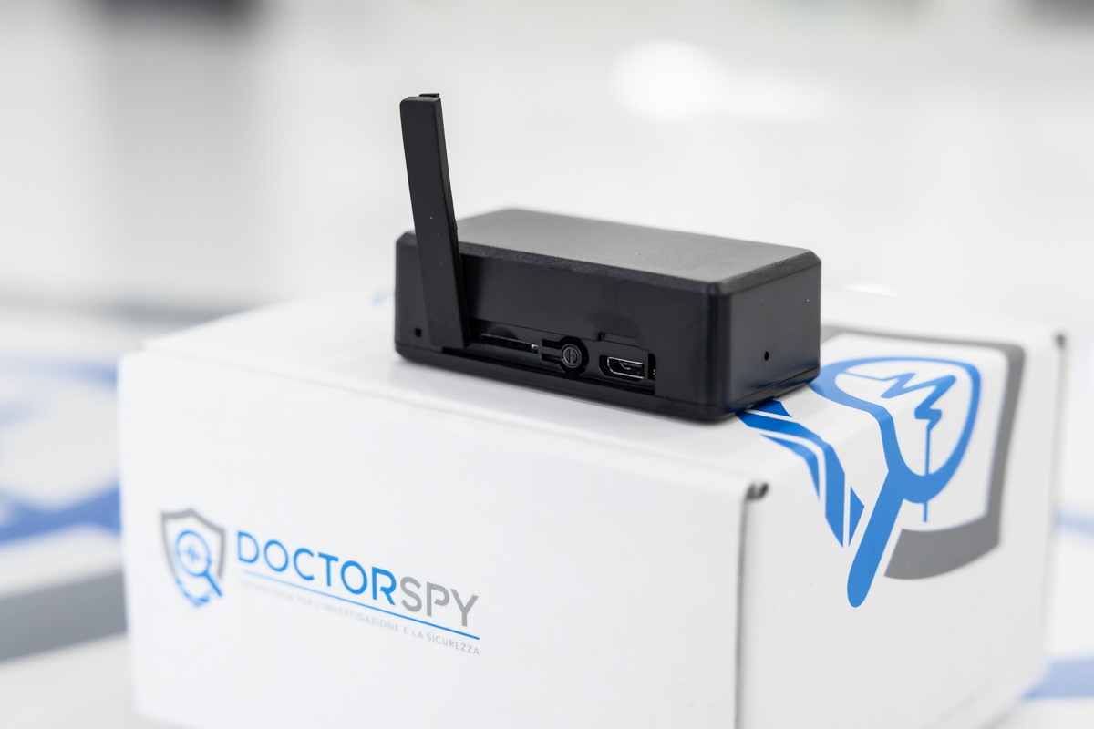 Localizzatore satellitare 4G senza fili con scocca magnetica e batteria ricaricabile con durata di 25 giorni in stand-by LOC.01