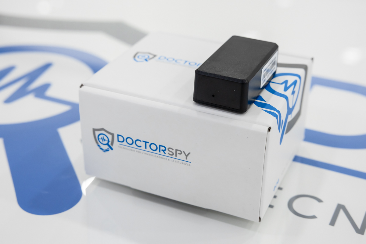Localizzatore satellitare 4G senza fili con scocca magnetica e batteria ricaricabile con durata di 25 giorni in stand-by LOC.01