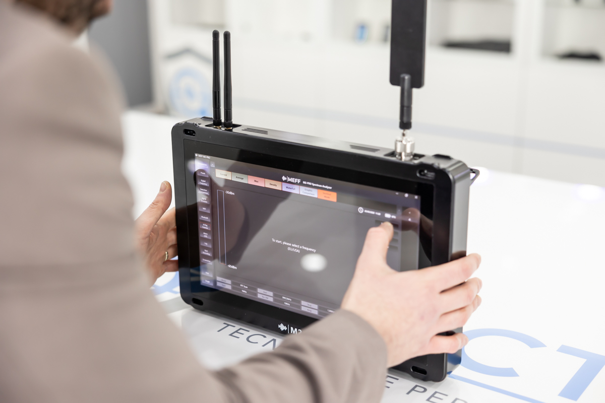 MEFF M2 PRO Analizzatore di spettro portatile e professionale per TSCM, progettato per il rilevamento di segnali RF, Wi-Fi, Bluetooth e cablati fino a 24 GHz RIL.45