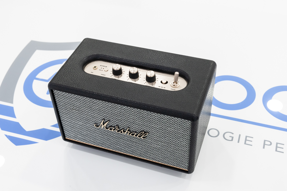 Microcamera wifi occultata in cassa Marshall funzionante di piccole dimensioni (26 x 17 x 15 cm), con qualità video full HD 1080p, memoria interna da 64GB e autonomia illimitata grazie all’alimentazione diretta DES.40