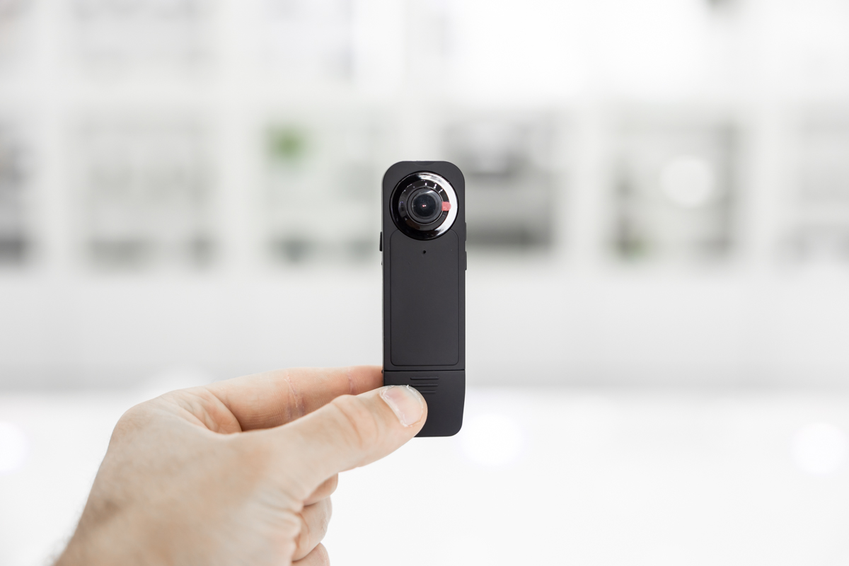 Bodycam Full HD tenuta tra le dita per evidenziare la compattezza e il design leggero CAM.01