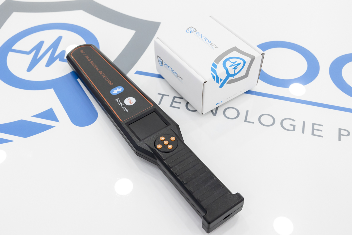 Rilevatore di microspie a bacchetta con monitor a colori integrato, comandi a pulsante e scocca ergonomica RIL.17