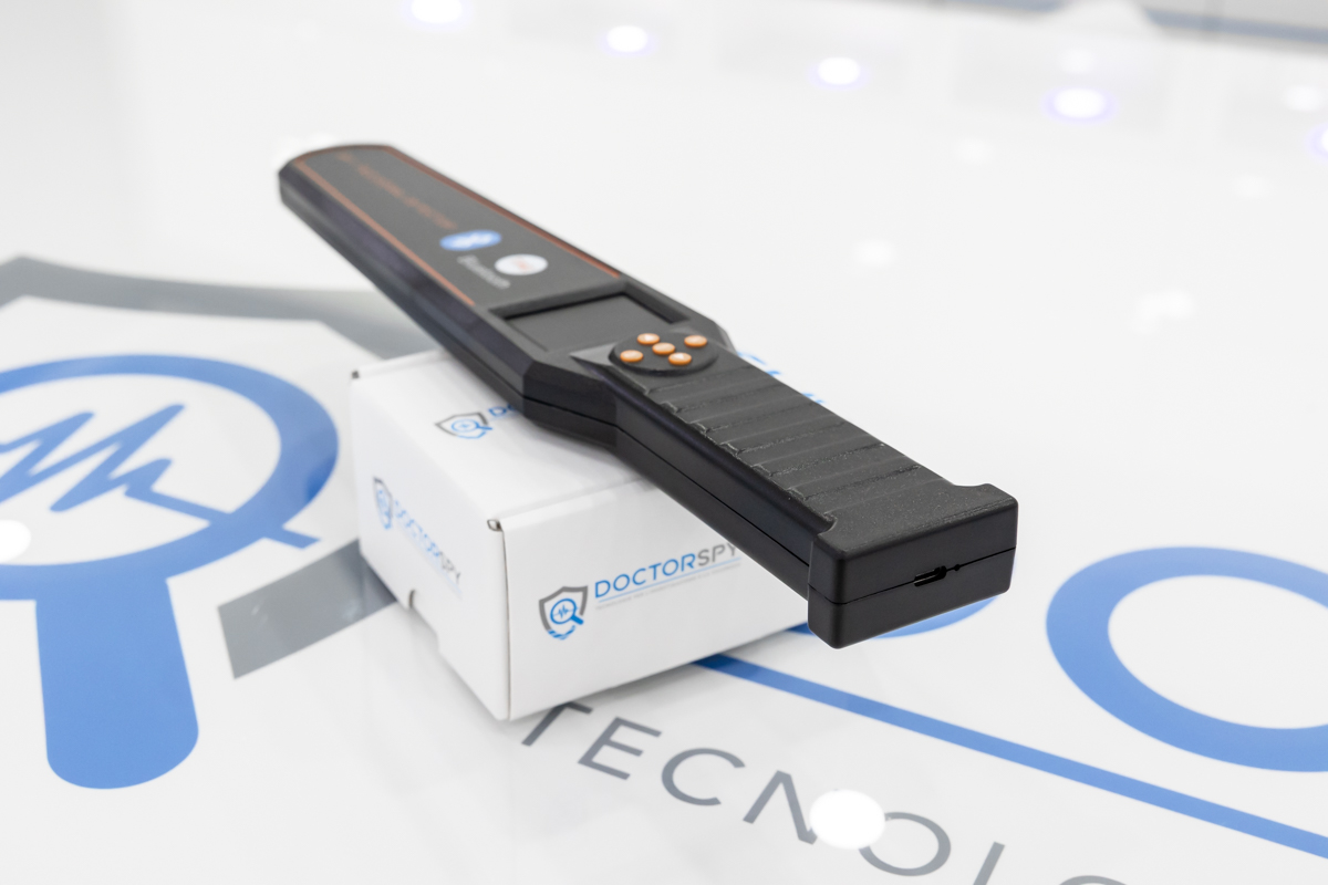 Rilevatore di microspie a bacchetta con monitor a colori integrato, comandi a pulsante e scocca ergonomica RIL.17