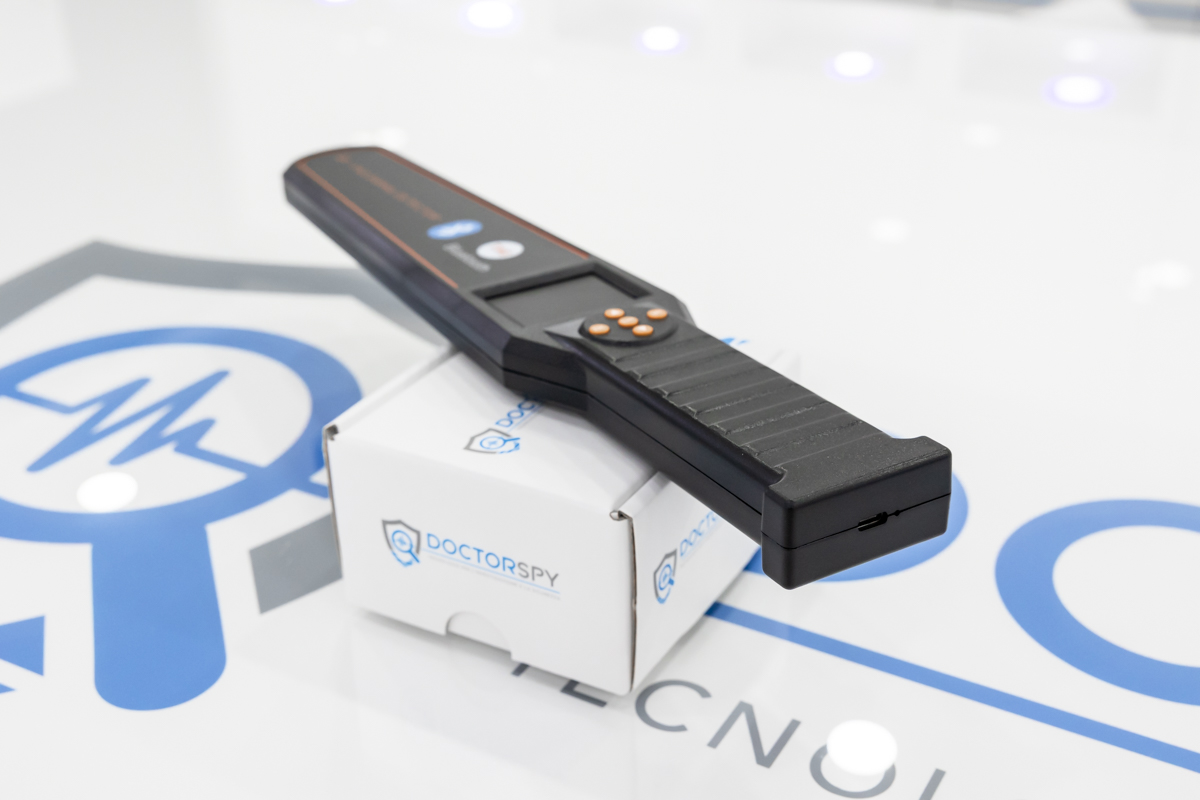 Rilevatore di microspie a bacchetta con monitor a colori integrato, comandi a pulsante e scocca ergonomica RIL.17