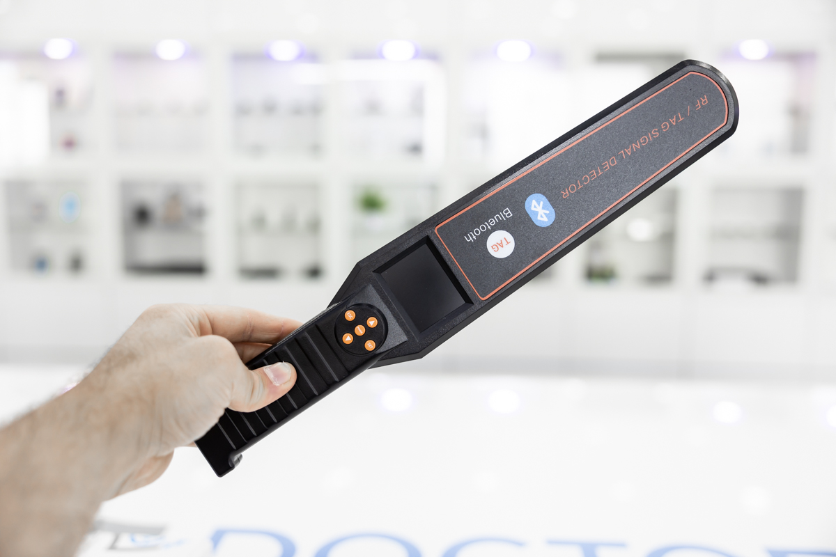 Rilevatore di microspie a bacchetta con monitor a colori integrato, comandi a pulsante e scocca ergonomica RIL.17