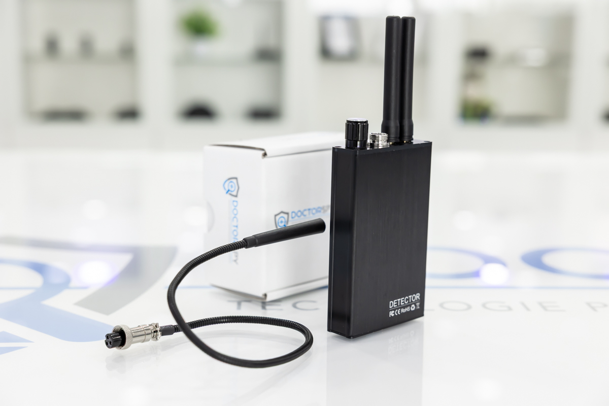 Vista posteriore del rilevatore RF, evidenziando la struttura robusta in lega di alluminio e la sonda magnetica rimovibile RIL.06