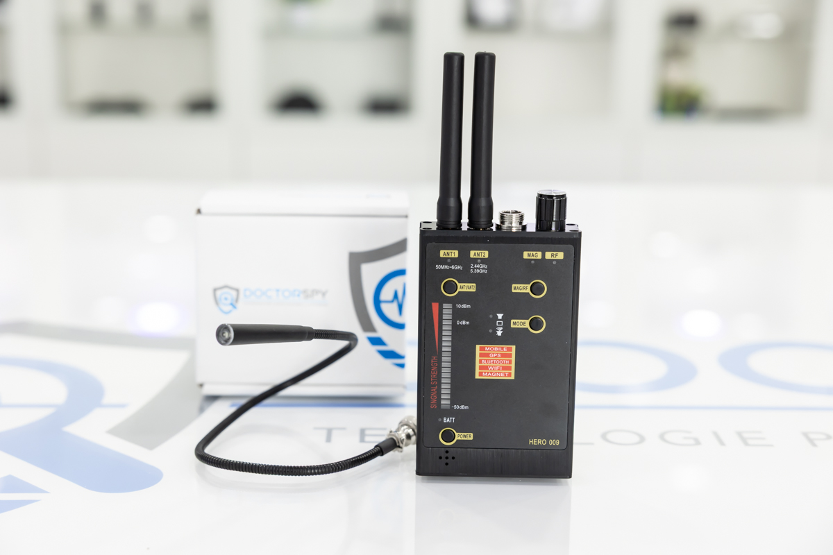 Vista frontale del rilevatore RF con doppia antenna e sonda magnetica, ideale per localizzare dispositivi di spionaggio nascosti RIL.06