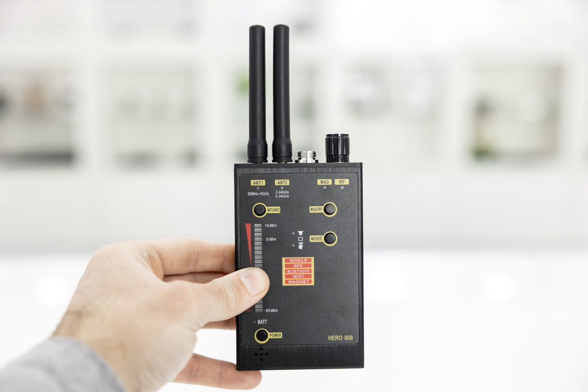 Compatto e maneggevole rilevatore RF multifunzione per telecamere nascoste e dispositivi GSM, mostrato nella mano per evidenziarne le dimensioni ridotte RIL.06