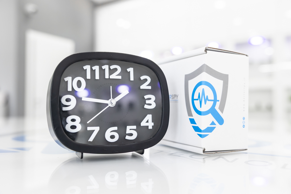 Orologio da tavolo con quadrante nero con integrata una microcamera wifi full HD per videosorveglianza discreta CAM.W.17