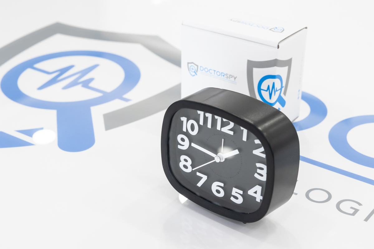 Orologio da tavolo con quadrante nero con integrata una microcamera wifi full HD per videosorveglianza discreta CAM.W.17