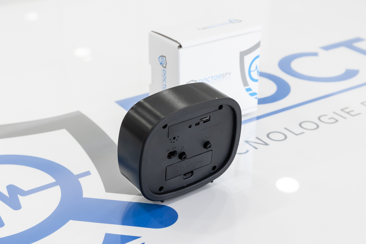 Orologio da tavolo con quadrante nero con integrata una microcamera wifi full HD per videosorveglianza discreta CAM.W.17