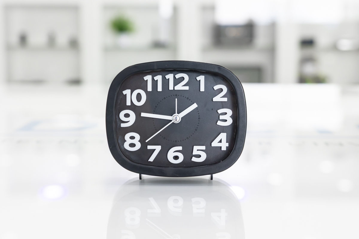 Orologio da tavolo con quadrante nero con integrata una microcamera wifi full HD per videosorveglianza discreta CAM.W.17