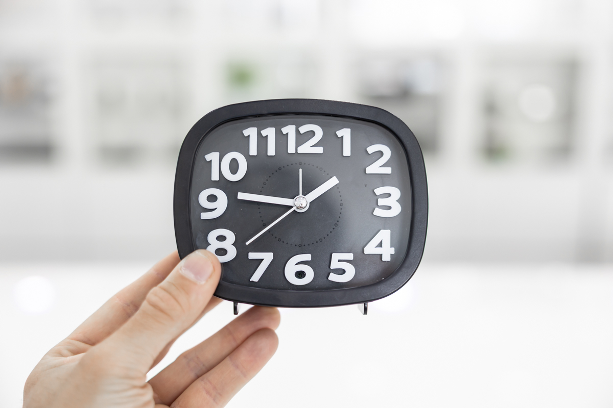 Orologio da tavolo con quadrante nero con integrata una microcamera wifi full HD per videosorveglianza discreta CAM.W.17