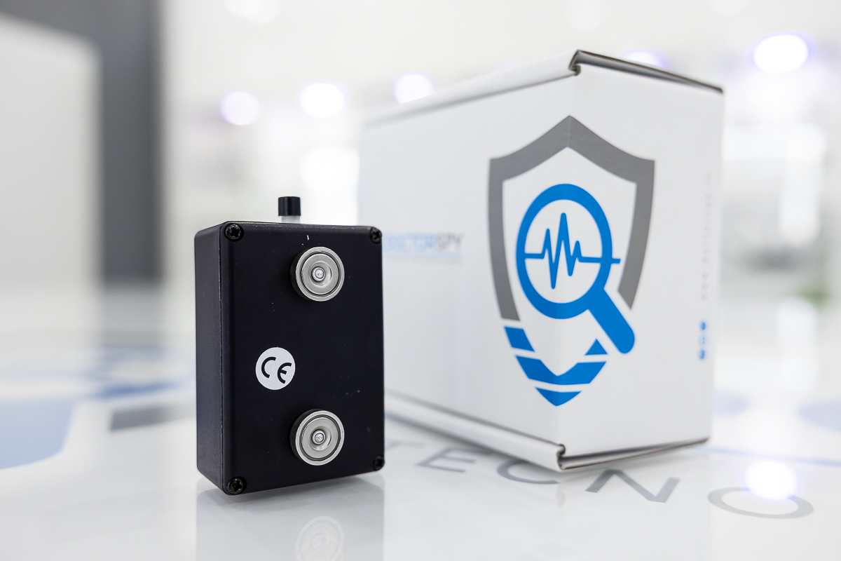 Mini registratore spia con funzionamento in attivazione vocale e scocca calamitata con memoria integrata da 8 GB e lunga autonomia in stand-by REC.V.43