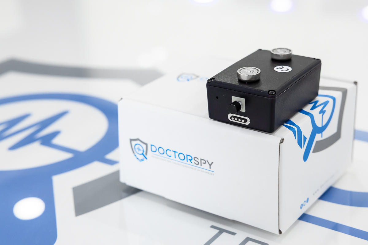 Mini registratore spia con funzionamento in attivazione vocale e scocca calamitata con memoria integrata da 8 GB e lunga autonomia in stand-by REC.V.43