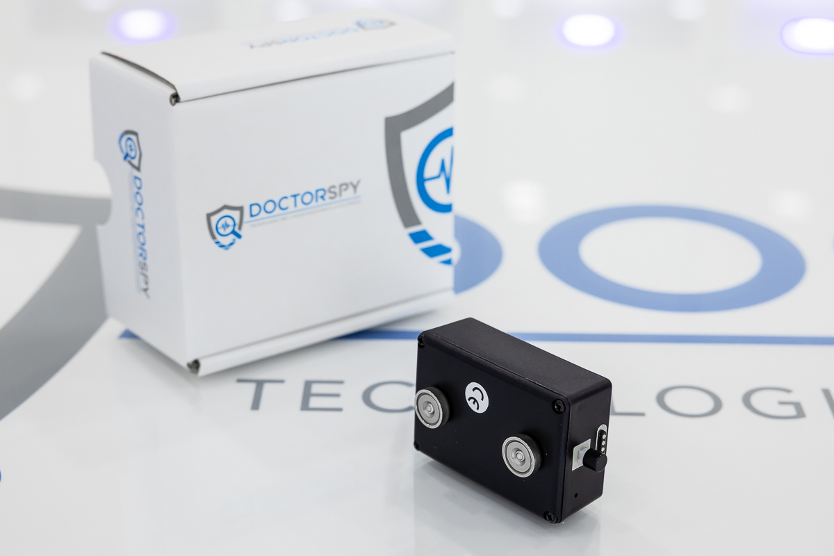 Mini registratore spia con funzionamento in attivazione vocale e scocca calamitata con memoria integrata da 8 GB e lunga autonomia in stand-by REC.V.43