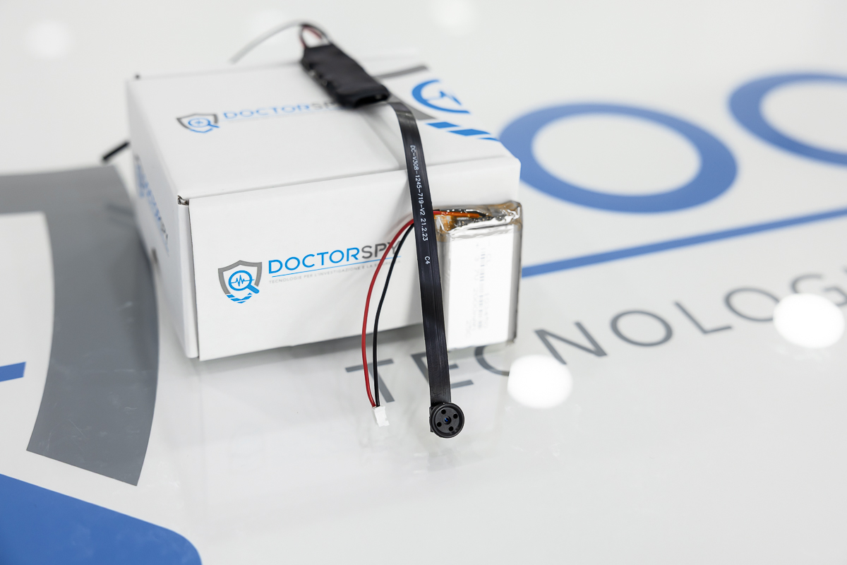 Microcamera Wifi Full HD occultata con ottica a bottone posizionata su scatola CAM.W.11