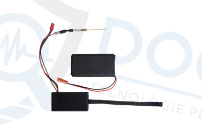 Microcamera Wi-Fi con batteria esterna su sfondo bianco CAM.W.52