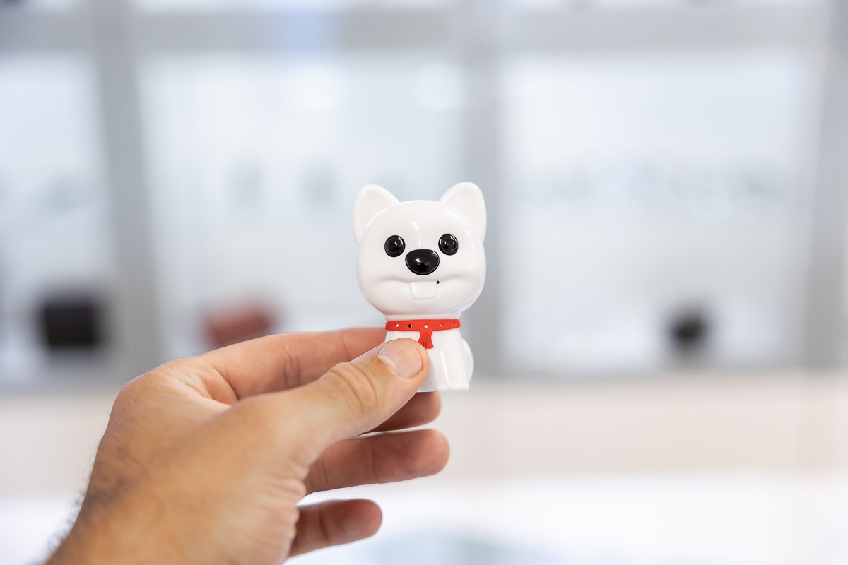 Registratore spia occultato in pupazzetto a forma di cane bianco tenuto in mano, codice rec.v.15
