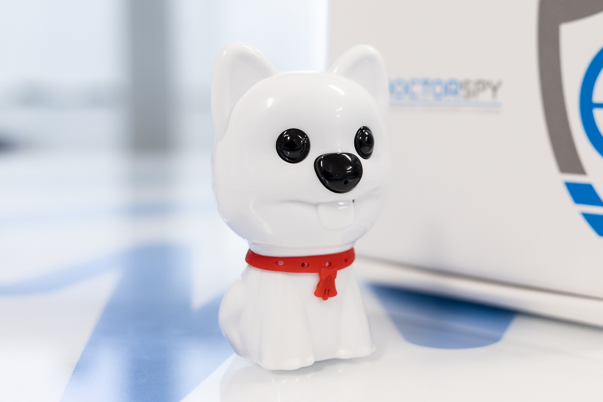 Primo piano del registratore spia occultato in pupazzetto cane bianco, codice rec.v.15