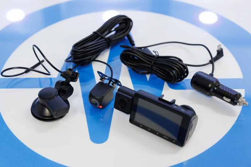 Dash cam 4 canali con telecamera anteriore, posteriore e interna, risoluzione 1080P, controllo WIFI e APP, registrazione a 360°, loop recording, sensore G, visione notturna