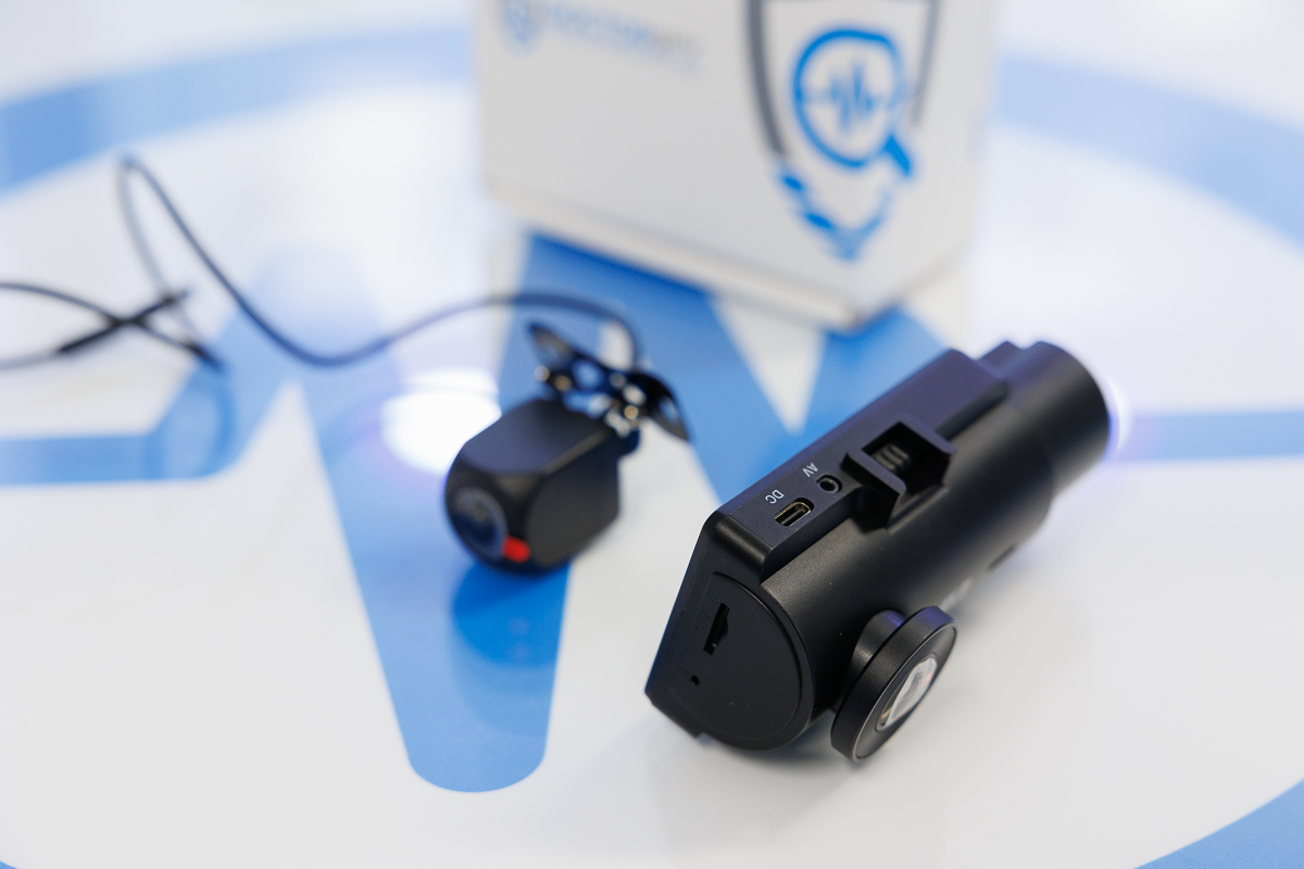 Dash Cam 4K WiFi con Display LCD e Telecamera Anteriore/Interna e Retrocamera DASH.06