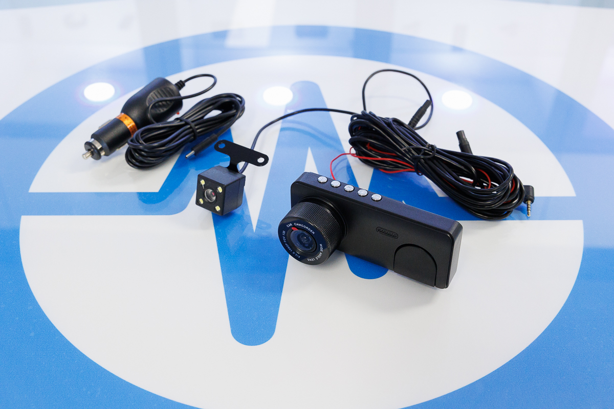 Dash Cam Super HD con Schermo, Doppia Telecamera e Retro Camera Filare DASH.04