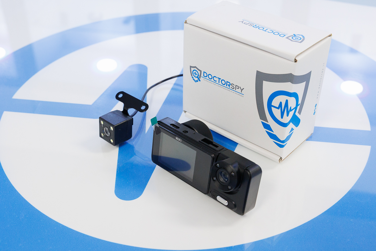 Dash Cam Super HD con Schermo, Doppia Telecamera e Retro Camera Filare DASH.04