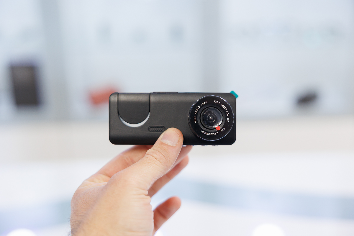 Dash Cam Super HD con Schermo, Doppia Telecamera e Retro Camera Filare DASH.04