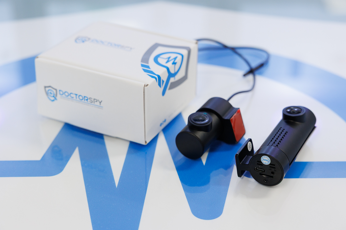 Dashcam WiFi Full HD 1080p con Retrocamera e Cavo Alimentazione Auto DASH.01