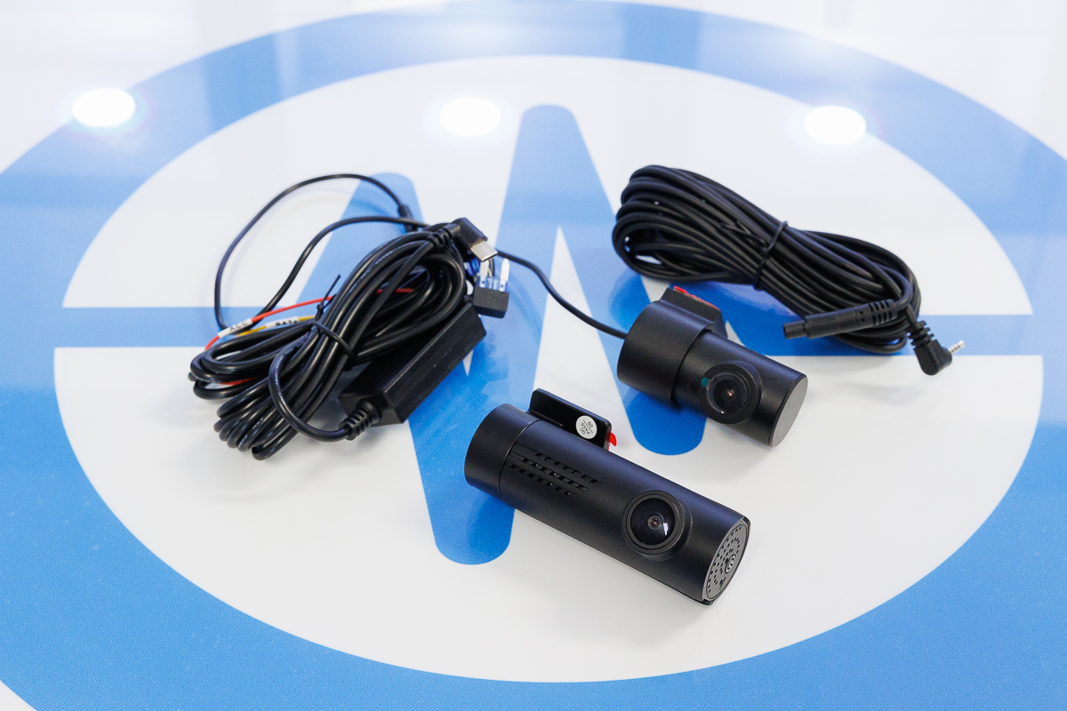 Dashcam WiFi Full HD 1080p con Retrocamera e Cavo Alimentazione Auto DASH.01