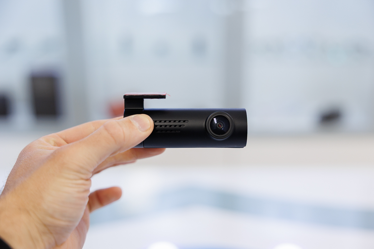 Dashcam WiFi Full HD 1080p con Retrocamera e Cavo Alimentazione Auto DASH.01