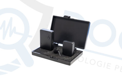 Kit microauricolare con custodia aperta sfondo bianco AURIC.10