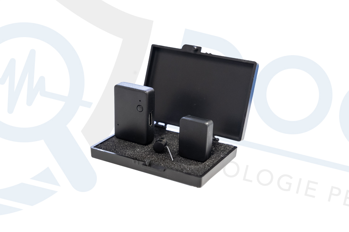 Kit microauricolare con custodia aperta sfondo bianco AURIC.10