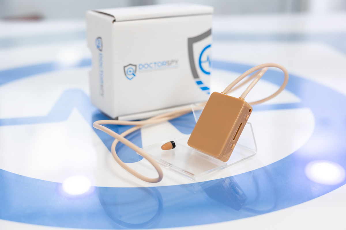 Kit microauricolare e collana vista obliqua con scatola AURIC.01