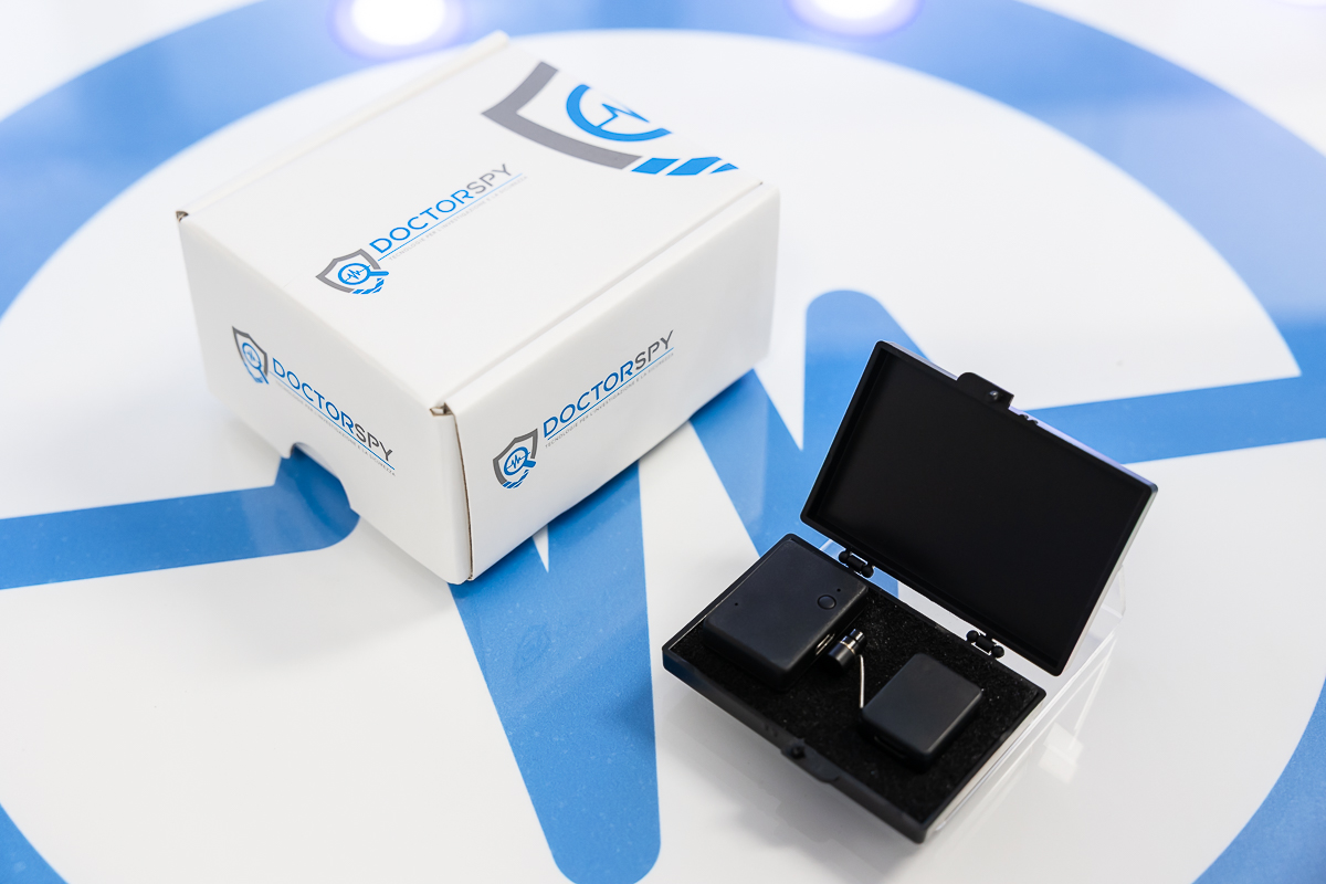 Kit microauricolare in custodia vista dall’alto con scatola AURIC.10