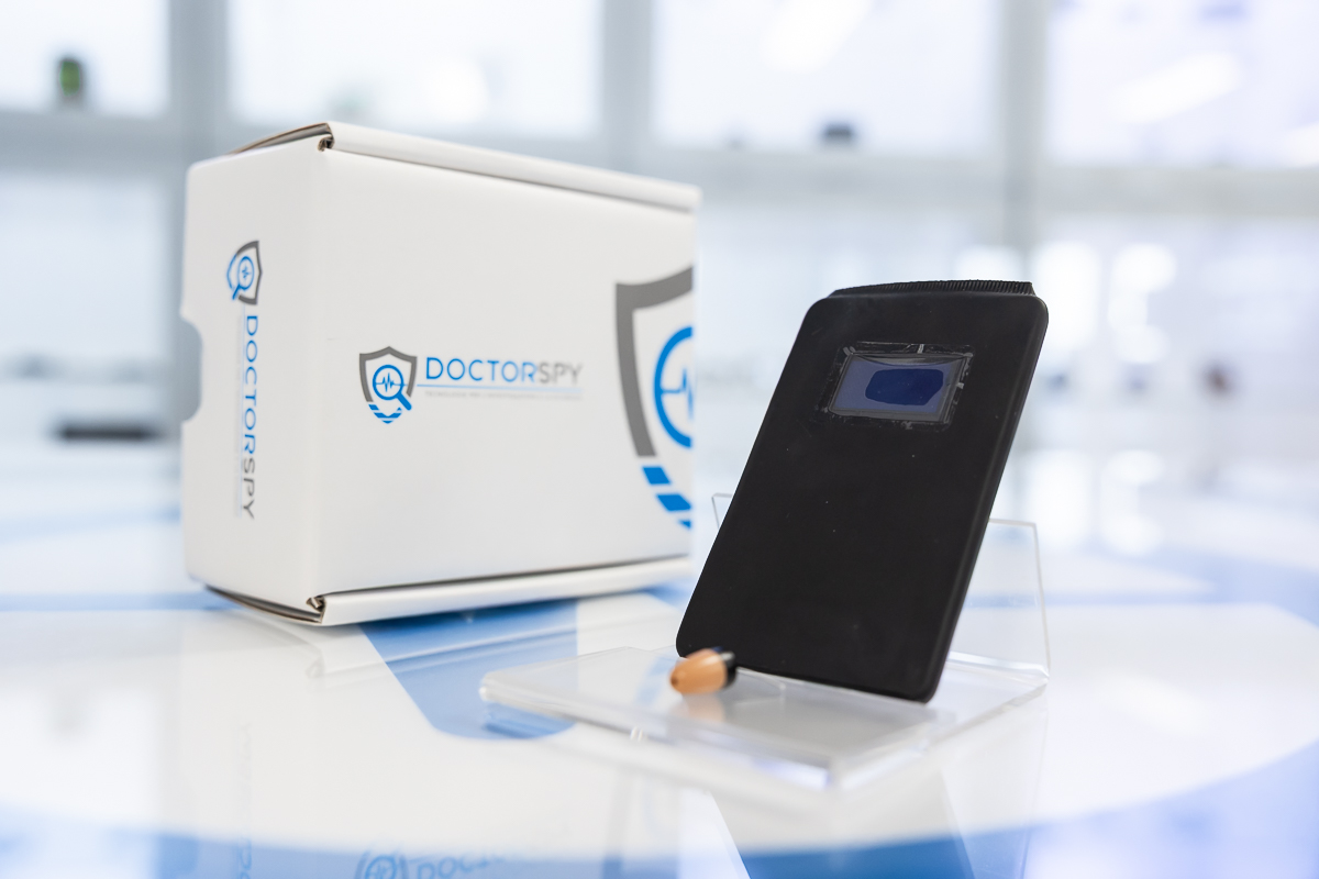Microauricolare e modulo inclinato con confezione AURIC.05