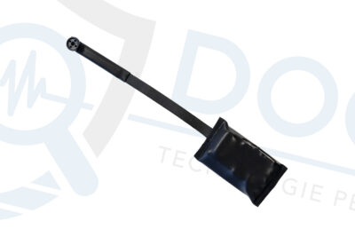 Microcamera con obiettivo su cavo flat sfondo bianco CAM.W.12