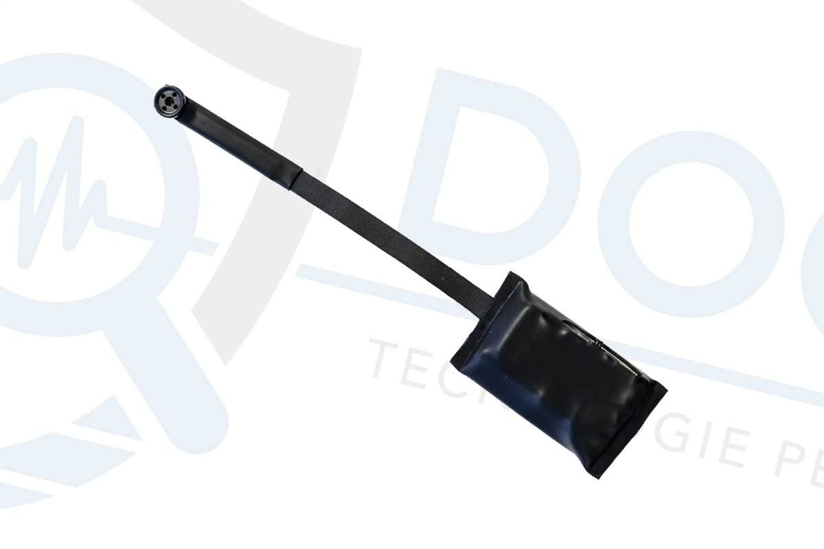 Microcamera con obiettivo su cavo flat sfondo bianco CAM.W.12