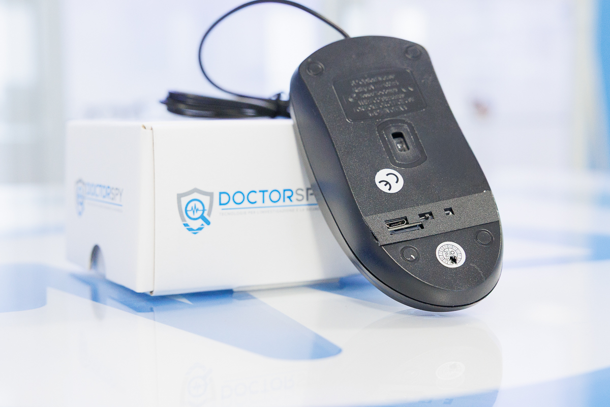 Lato inferiore del mouse CAM.W.09 con comandi della microcamera