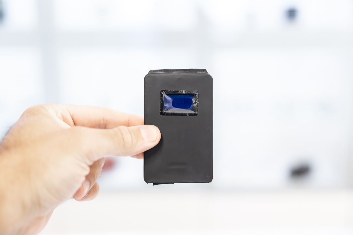 Modulo per microauricolare con display tenuto in mano AURIC.05